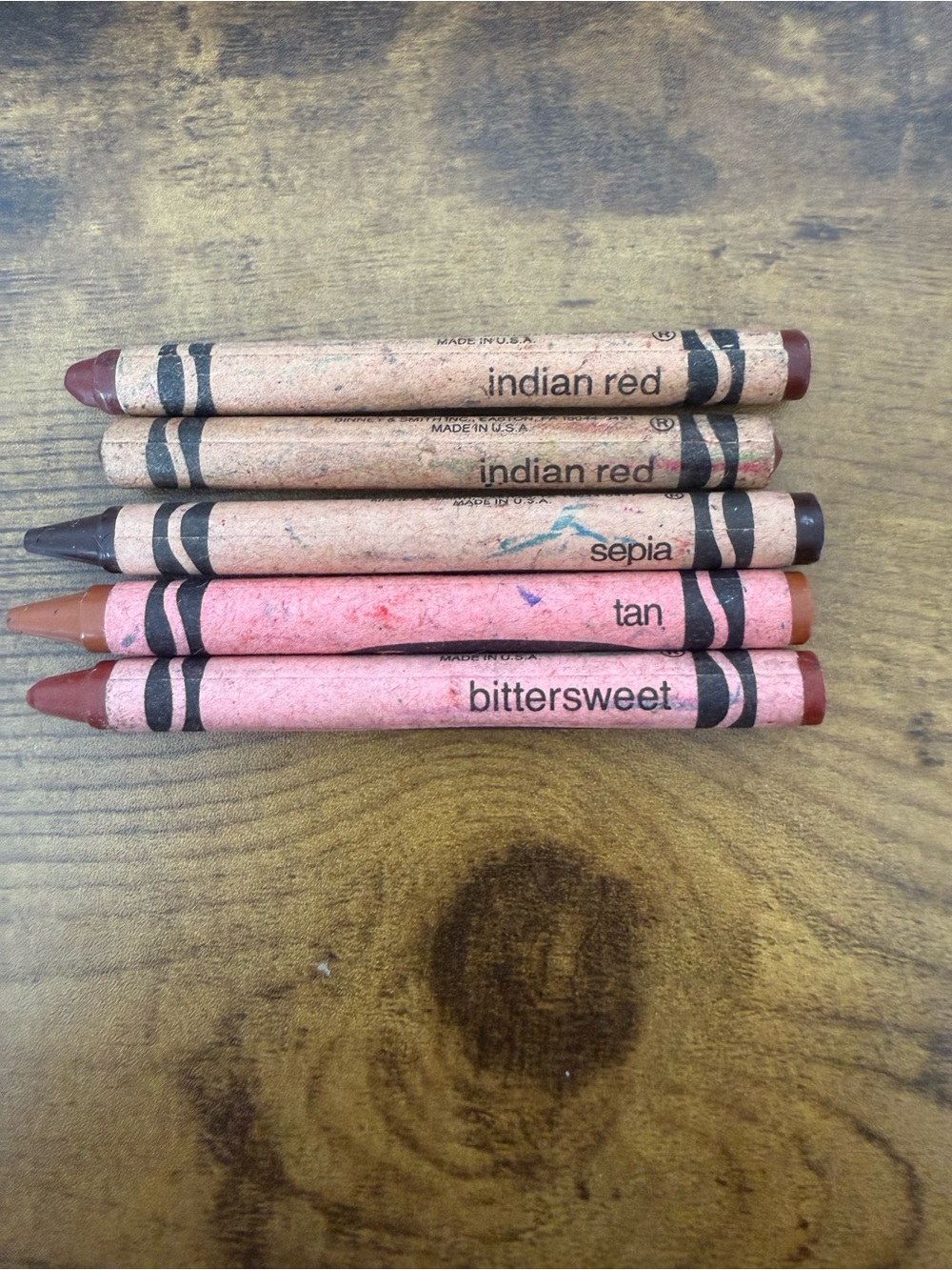 Set of vintage / collectible / discontinued Crayola crayons - reds / browns